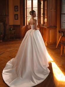 Adorable Boat Neck A-Line Wedding Dress With Princess Cap Sleeves In Satin – Sophisticated Floor-Length Bridal Gown Featuring A Graceful Wide Neckline, Elegant Puff Sleeves, And Lustrous Satin Silhouette, Perfect For Weddings, Christmas Galas, Halloween Balls, Formal Dances, Birthday Celebrations, And Special Evening Events. A Versatile Choice For Wedding Receptions, Holiday Parties, Anniversary Dinners, Luxury Getaways, Black-Tie Occasions, Cocktail Gatherings, Bridal Showers, Wedding Guest Attire, Graduation Formals, Homecoming Events, And As A Fairytale Bridesmaid Or Festive Evening Gown. - 白色 - 查看 2