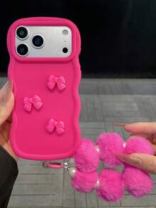 甜美优雅的纯玫瑰红手机壳 | 新年氛围设计，搭配同色蝴蝶结和毛绒手机挂绳 | 提升节日气氛 | 日常通勤的理想之选 | 防震、防滑、防刮 | 兼容 17/17 Pro/17 Pro Max/17 Air、16/15/14/13/12/11/Pro/Pro Max/Plus、S20-S25/FE/Ultra