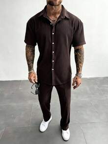 GloMan 男士两件套，采用棉混纺面料，触感舒适，略带弹性。包含一件纽扣短袖衬衫和一条抽绳长裤，适合休闲街头风、日常穿着、周末外出和社交场合。是送给朋友或丈夫的绝佳礼物，也是母亲节的理想之选。 - 巧克力棕 - 查看 4