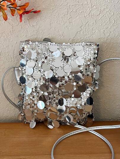 1 st. quiltad liten fyrkantig väska med PVC-paljetter och öppning, moderiktig myntväska med paljetter och telefon, festväska för kvinnor, ny snygg axelväska med kedjedetaljer, glänsande glitter och elegant axelväska, lämplig för kvinnor som ska delta i banketter och fester