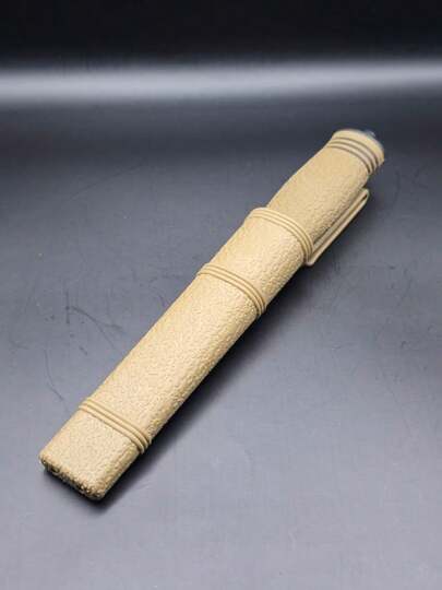 Cuchillo táctico con mango ergonómico texturizado, ideal para actividades exteriores y camping.