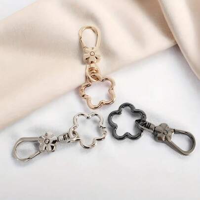 1pc Outdoor Plum Blossom Multi-Functional Keychain, Metal Flower Buckle Ring, Couples Waist Hanging Key Chain, Spring Bag Strap Conversion Buckle, Plum Blossom Design Anti-Lost, Suitable For Home, Car And Bags