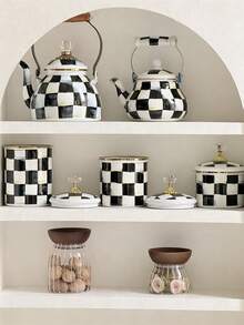 SummitPulse 1个复古经典格子木柄搪瓷水壶，多功能直筒带钻孔盖储物罐，北欧风格菱形盖大容量水壶，四季皆宜，多功能耐高温水壶，可用作咖啡壶、奶茶壶、水果茶壶、冷水壶、壁炉茶壶、茶叶罐，也可作为家居桌面干花、鲜花装饰，是节日和生日送给亲朋好友的精美礼物。 - 黑白格 - 查看 4