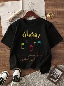 1 قطعة تي شيرت قصير الأكمام بياقة دائرية للبنات مع طباعة فانوس وقمر وكوكب، ملابس صيفية للطلاب والشباب - التي شيرت المطبوع بالفانوس يجلب الفرح والسعادة لكل طفل! رمضان كريم - الأسود - مشاهدة 4