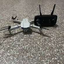 CASRRA 这款E99四轴折叠无人机配备双高清摄像头，拥有光流悬停功能，搭载大容量电池，操作简便。作为一款入门级遥控无人机，它是生日、圣诞节、感恩节和万圣节的绝佳礼物。配备1800mAh大容量电池。 - 彩色 - 查看 11