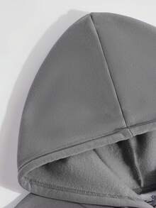 情侣两件套运动服：厚实保暖的法兰绒面料，饰有心形图案，柔软舒适，是理想的情人节礼物，适合浪漫的冬春季节穿着。套装包含：男女皆宜的基础款长袖卫衣，宽松版型，适合休闲外出，运动风格；纯棉运动裤套装；落肩宽松卫衣，时尚图案设计。 - 灰色 - 查看 6