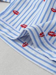 [Dreamery] Conjunto de pijama de pantalón corto y manga corta con estampado de labios rojos a rayas y textura arrugada para mujer - Azul - Ver 7