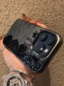 1 chiếc ốp lưng điện thoại màu đen thời trang, cá tính, họa tiết nơ ren, có nút bấm riêng, chống rơi và chống trượt IMD, tương thích với iPhone 16 ProMax/16/16 Pro/16 Plus/15/15 ProMax/15 Pro/11/12/13/14 ProMax/11 Pro/11 ProMax/12 Pro/12 ProMax/13 Pro/13 ProMax/14 Pro/14 ProMax, thiết kế thanh lịch và sáng tạo. - Nhiều màu - Xem 4