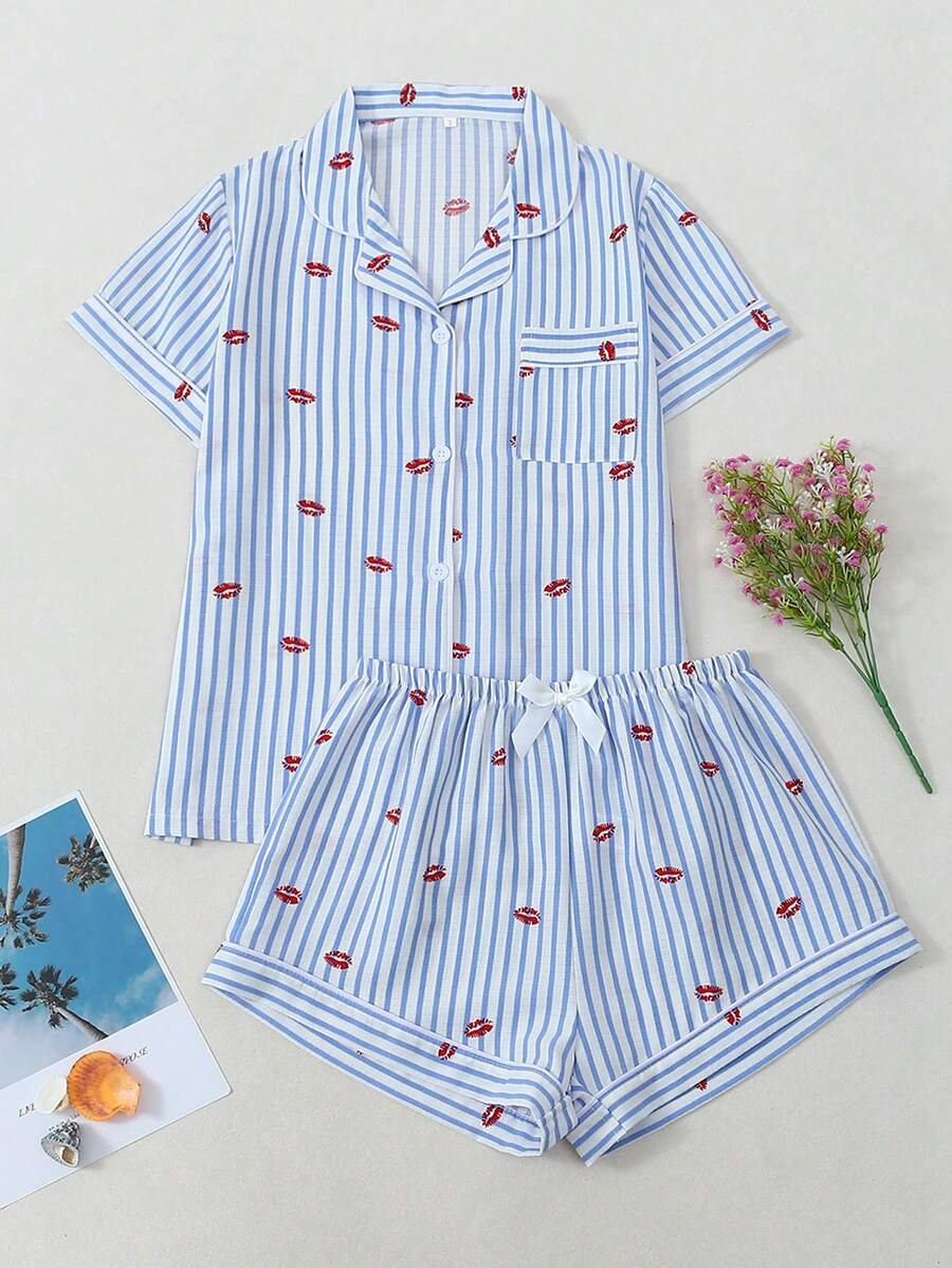 [Dreamery] Conjunto de pijama de pantalón corto y manga corta con estampado de labios rojos a rayas y textura arrugada para mujer - Azul - Ver 1