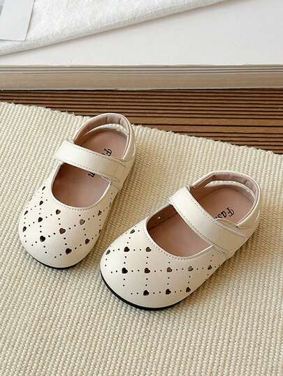 Giày Mary Jane màu ngà cho bé gái, thiết kế khoét hình trái tim.