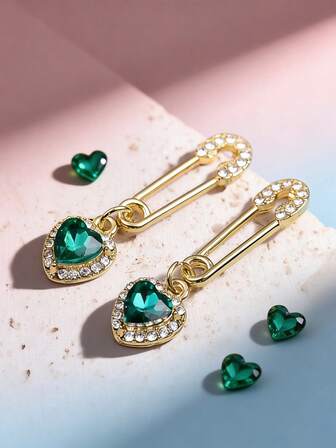 一对时尚心形合金耳钉，镶嵌人造钻石和仿祖母绿，百搭金色，适合女孩、女士日常佩戴，也适合约会、节日等场合，可作为情人节或周年纪念礼物送给女友/妻子。