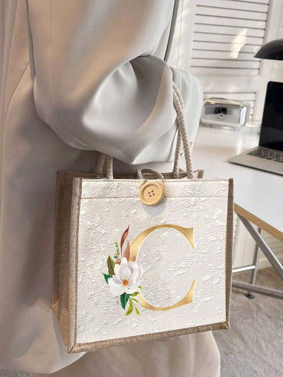 白色印花亞麻托特包，波希米亞風格花卉圖案與金色字母 (A-Z) 裝飾。配有亞麻鈕扣，設計簡約且空間大，便攜休閒收納包。這款多功能購物袋非常適合購物、肩背、手提、裝午餐或午餐盒。適合作為女性在工作、學校、情人節、開學季、結婚週年紀念等場合的禮物。