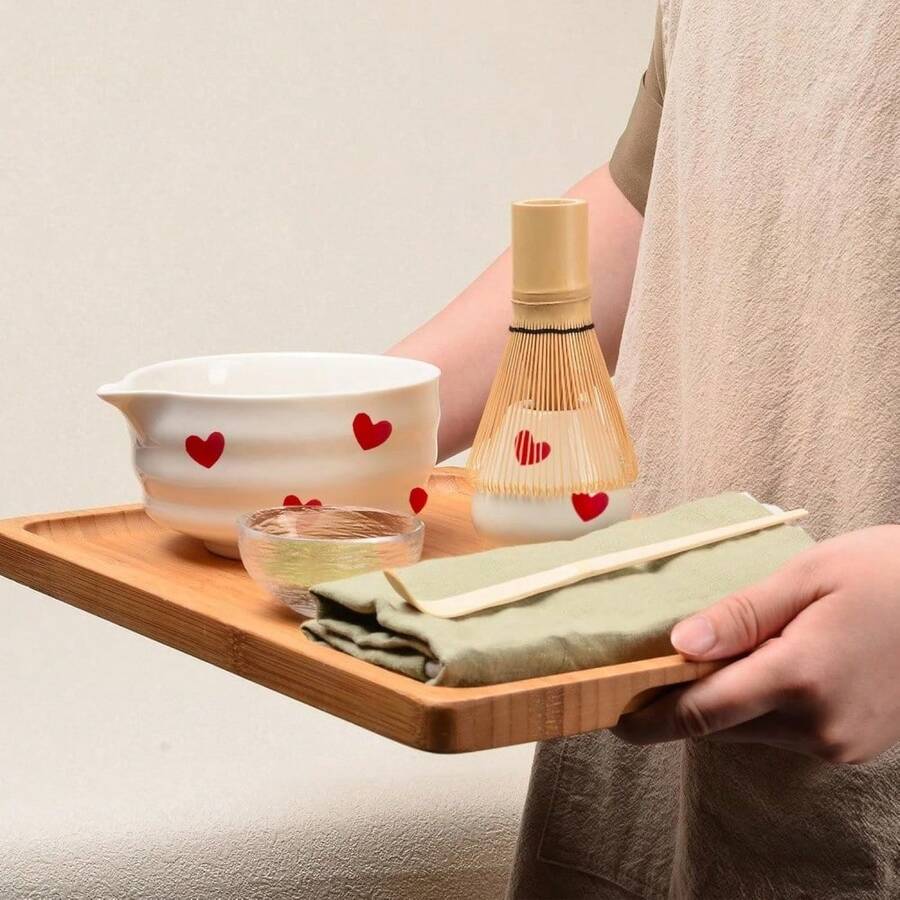 一套日式抹茶搅拌器套装，包含抹茶搅拌器、竹制抹茶搅拌器、带嘴抹茶碗、抹茶筛勺和抹茶茶具，有白色和粉色可选，适合作为礼物送给抹茶爱好者。 - 彩色 - 查看 1