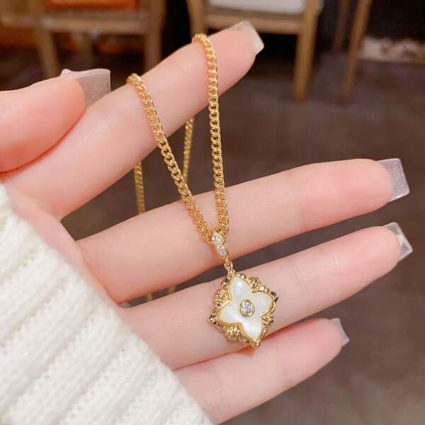 1pc Elegant French Romantic Four-Leaf Clover Micro-Inlaid Synthetic Zirconia Pendant Necklace, Vintage High-End Versatile Women Jewelry