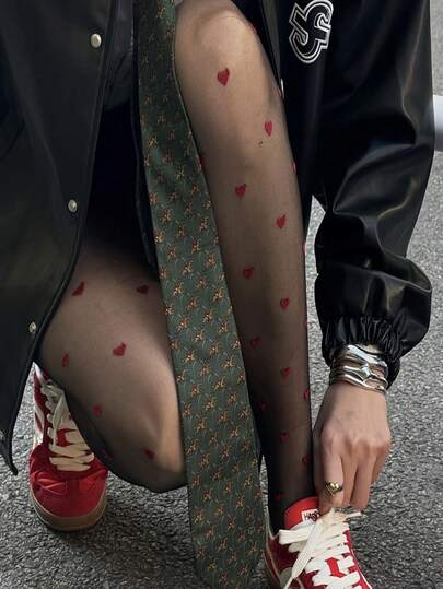 1 par de leggings de San Valentín con patrón de corazón rojo a la moda para damas, perfectos para bloggers de moda. Estos calcetines rojos con lunares son artículos esenciales para la fotografía de estilo callejero y encarnan la estética popular de Y2K. Son resistentes a los arañazos y duraderos.