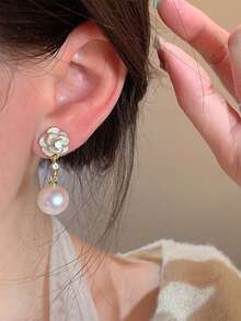 一对山茶花珍珠花卉设计简约优雅百搭耳环 - 白色 - 查看 2