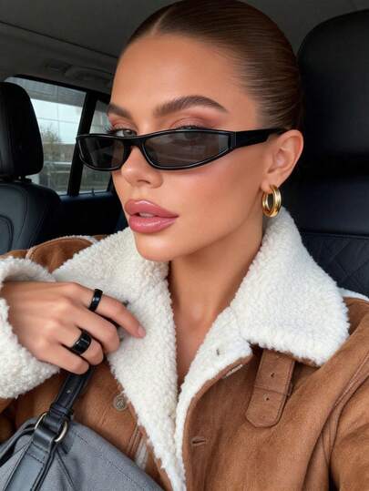 一副塑料黑框灰色镜片休闲时尚眼镜