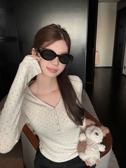 Áo hai dây dáng ôm cổ chữ V chấm bi phong cách Hàn Quốc dành cho nữ, thích hợp cho mùa xuân và mùa hè.