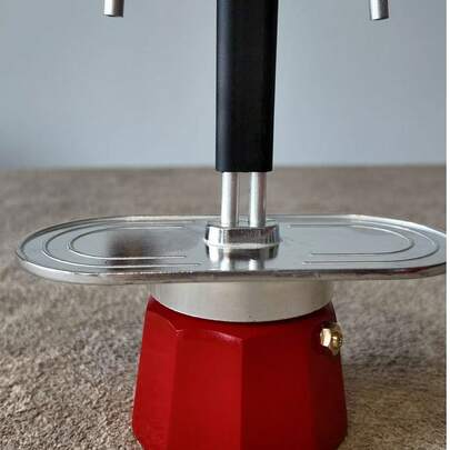 2 tazze Caffettiera Moka rossa, Macchina per caffè espresso italiana, Elegante, Leggera, Adatta per tutti i fornelli (Tazze non incluse), Ottimo regalo per compleanni, festività, Natale