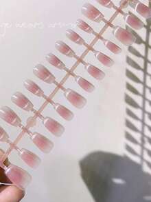 Bộ 30 móng giả hình thang cỡ trung bình kiểu mắt mèo, móng giả trong suốt màu nude tối giản kiểu Pháp, phù hợp cho việc tự làm móng nghệ thuật. Bộ sản phẩm bao gồm một miếng gel nhỏ và một dũa móng, thích hợp để sử dụng hàng ngày, dự tiệc, khiêu vũ và làm quà tặng. Dụng cụ làm móng - Nhiều màu - Xem 5