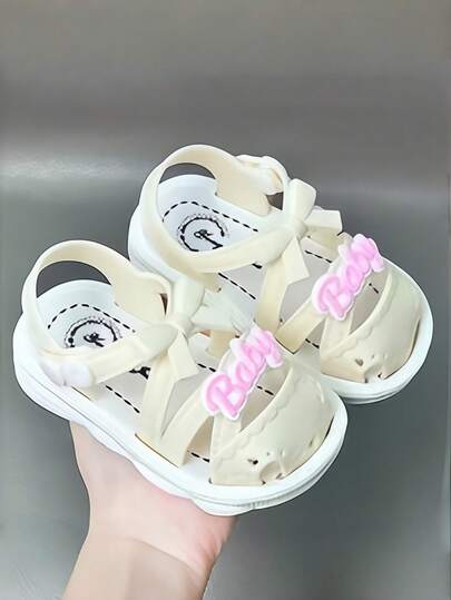 Koreanischer Modestil Perlen Herz-förmige gekreuzte Mädchen Sandalen, westlicher Stil weiche Sohle Strandschuhe