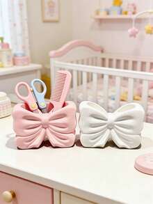 1个北欧风不对称蝴蝶结化妆刷架，专为收纳化妆品而设计，可用作化妆刷整理架，提升房间美感，适用于婴儿房、卧室、儿童房、家居装饰，提供节省空间的收纳方案。 - 彩色 - 查看 2