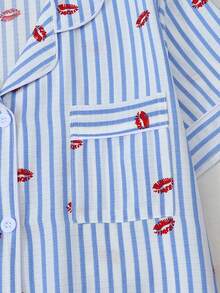 [Dreamery] Conjunto de pijama de pantalón corto y manga corta con estampado de labios rojos a rayas y textura arrugada para mujer - Azul - Ver 4