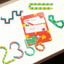 Joyfy 28 Packs Valentine's Day Classroom Exchange Gift Cards With Toys, Wacky Tracks With Valentines Cards, Twist Track Fingers, Snake Puzzles Fidget Toys For Stress Relief, Gift Exchange, Holiday Birthday Party Favor - Nhiều màu - Xem 6