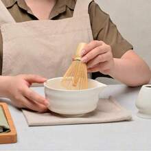 一套日式抹茶搅拌器套装，包含抹茶搅拌器、竹制抹茶搅拌器、带嘴抹茶碗、抹茶筛勺和抹茶茶具，有白色和粉色可选，适合作为礼物送给抹茶爱好者。 - 彩色 - 查看 4
