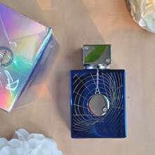 ArmafC|ub d'e Nu|it Blue Signature Eau de Toilette Spray para hombre ofrece una fragancia duradera que es perfecta para ocasiones especiales y un regalo ideal para cualquier amigo masculino. - Leñoso y terroso - Ver 8