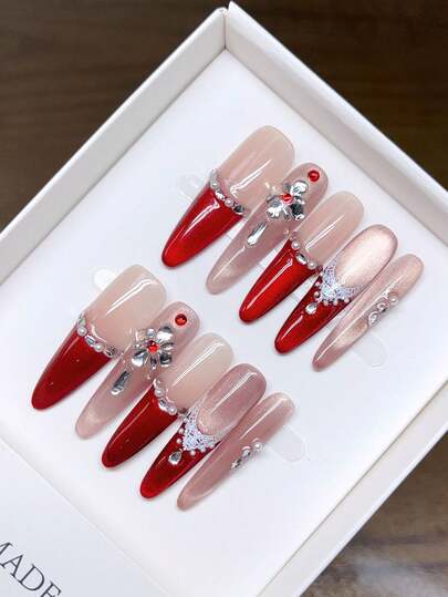 纯手工制作的长椭圆形美甲贴片，情人节手工亚克力美甲贴片，亚克力按压式美甲贴片，手绘秋冬红色猫眼美甲贴片，高品质简约设计美甲贴片，覆盖式假指甲，Y2K美甲贴片，浮雕美甲贴片，独特小众创意假指甲贴片，日常美甲贴片，可爱现代风格美甲贴片，日常佩戴，秋冬季节适用，可拆卸佩戴，可重复使用。