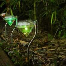 4 个弧形水晶 LED 太阳能草坪灯，适合美丽的户外小路和草坪。