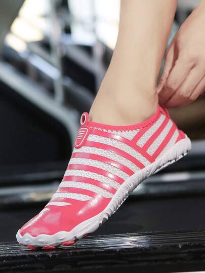 1双女士条纹水鞋，轻便柔软，可作沙滩袜、赤足徒步鞋、户外水上运动鞋，适用于游泳、水中健美操、潜水、划船、湖泊、溪流、海滩露营，也适用于室内健身和瑜伽。