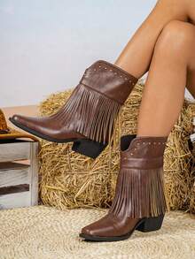 这款女士棕色西部牛仔靴，融合了欧美西部风格，采用传统刺绣工艺，方头低跟设计。靴底防滑耐磨，不易疲劳。适合在牧场文化、牛仔竞技派对以及日常节日的街头时尚场合穿着。 - 棕色 - 查看 5