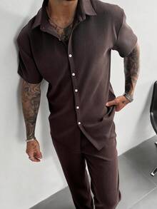 GloMan 男士两件套，采用棉混纺面料，触感舒适，略带弹性。包含一件纽扣短袖衬衫和一条抽绳长裤，适合休闲街头风、日常穿着、周末外出和社交场合。是送给朋友或丈夫的绝佳礼物，也是母亲节的理想之选。 - 巧克力棕 - 查看 5