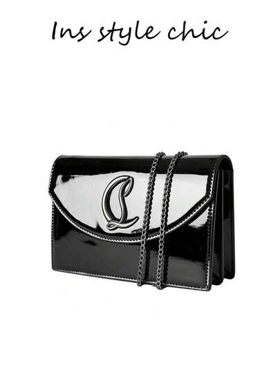 这款时尚单肩包采用PU面料制成，设计简约而不失时尚感。它配有五金配件和金属链条装饰，可肩背或手提。适合女性通勤、外出、购物、约会和日常使用。