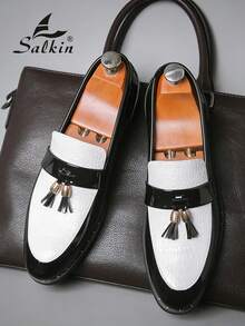 Salkin 经典复古男士正装真皮乐福鞋，商务通勤一脚蹬流苏优雅绅士鞋，价格亲民，质感高端，纯色简约西装搭配，柔软真皮鞋面，橡胶鞋底，适合中年人、年轻人、学生、毕业典礼、办公室、派对、婚礼、新郎、日常休闲、送礼、情侣、浪漫场合、宴会等场合，尺码偏小，建议选购大一码。 - 黑與白 - 查看 11