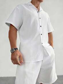 男士度假两件套，纯色立领衬衫，复古质感面料，搭配松紧腰短裤，休闲百搭的中性白色亚麻套装，适合日常夏季穿着、周末聚会、海滩度假、海边派对，是送给男友的完美礼物。 - 白色 - 查看 3