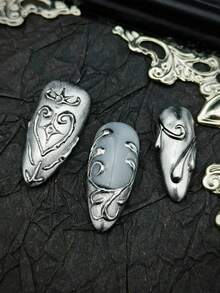 可能制作成混合美甲套装，10片可爱巴洛克Y2K朋克哥特铬金属西部法式中长杏仁形亚克力手工按压式美甲，金色美甲银色美甲，纯手工绘制金色波纹银色波纹珠子3D钻石，适合酷女孩或男孩，女士或男士，适合派对、日常或婚礼美甲装扮佩戴，附赠凝胶贴纸、指甲锉和美甲用品。 - 銀色 - 查看 4