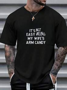 Camiseta Hombre, manga corta, cuello redondo, Frase divertida, It's Not Easy Being My Wife's Arm Candy, Humorístico, Salidas pareja, Verano, Casual, Look Relajado,playera de hombre,ropa de hombre,playeras,parejas,envio nacional,regalo para hombre,oversize hombre. - Negro - Ver 1