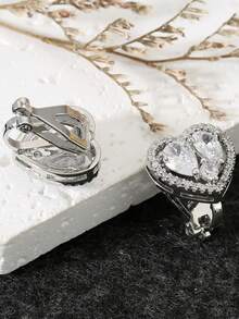 一对浪漫心形闪亮锆石奢华夹式耳环，适合日常佩戴及任何场合，也可作为礼物送给朋友。 - 心型耳夾 - 查看 11