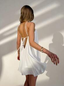 白色无袖露背连体裤，交叉绑带领口，胸前褶裥，后背细绑带系带，A字迷你裙摆——优雅性感简约风格，是约会之夜、城市漫步、休闲聚会、海滩度假和夏季派对的理想之选。 - 白色 - 查看 2