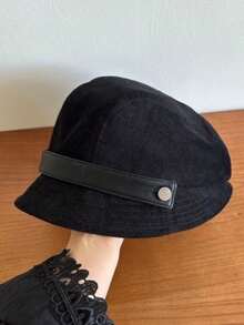 这款灯芯绒报童帽（配有皮带和金属纽扣）融合了复古纹理设计和简约时尚风格，是理想的时尚日常配饰。 - 彩色 - 查看 6