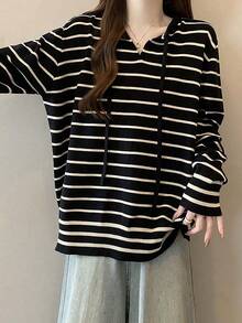 Blusa de mujer Camiseta de manga larga con capucha y cuello en V versátil para mujer, con rayas blancas y negras, ideal para primavera/otoño. Camiseta informal y holgada con capucha y cordón ajustable, prenda interior de manga larga con rayas para mujer. - Negro - Ver 1