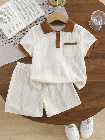 男童两件套针织纹理面料半开领口撞色罗纹领 Polo 衫和短裤，适合日常休闲穿着和户外活动。