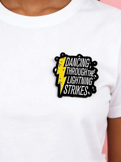 1 st dansande genom blixtnedslag emaljnålar broscher kvinna ryggsäck accessoarer väskor emblem mode kavajslag smycken födelsedagspresenter