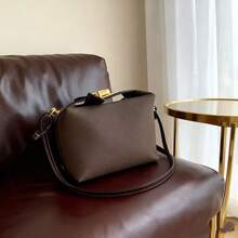 A Single-Shoulder Bag, Box Bag, Square Bag, Chain Bag Suitable For Daily Commuting. With A Lightweight And Simple Design. - 棕色 - 查看 2