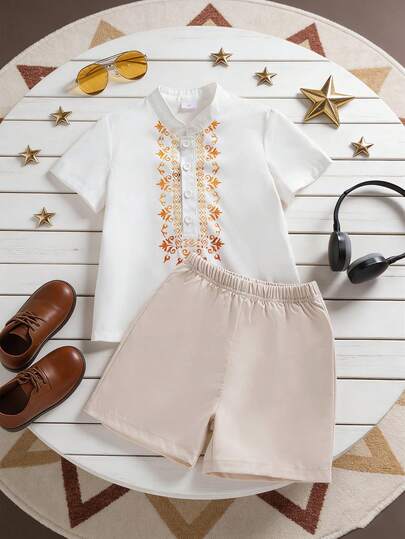 两件套男童夏季休闲度假风圆领半开襟短袖上衣和短裤，适合日常、户外、海滩、度假、通勤、上学等场合。