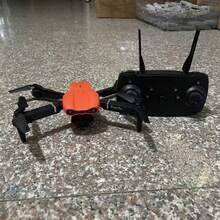 CASRRA 这款E99四轴折叠无人机配备双高清摄像头，拥有光流悬停功能，搭载大容量电池，操作简便。作为一款入门级遥控无人机，它是生日、圣诞节、感恩节和万圣节的绝佳礼物。配备1800mAh大容量电池。 - 彩色 - 查看 18