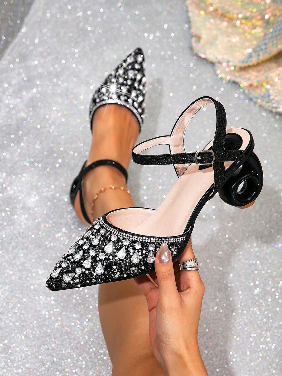 Giày sandal cao gót nữ, giày bít mũi cao gót nữ, sandal mũi nhọn, sandal đính đá, sandal quai khoét rỗng, sandal gót bất đối xứng, sandal cao gót nhẹ và thoải mái, sandal cao gót gợi cảm, quyến rũ, thanh lịch, sandal cao gót phù hợp mọi mùa, thích hợp cho đám cưới, tiệc tùng, bãi biển, hoạt động ngoài trời, ngày Valentine.
